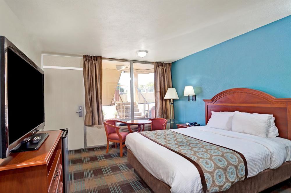 Super 8 By Wyndham Nashville Downtown Bagian luar foto
