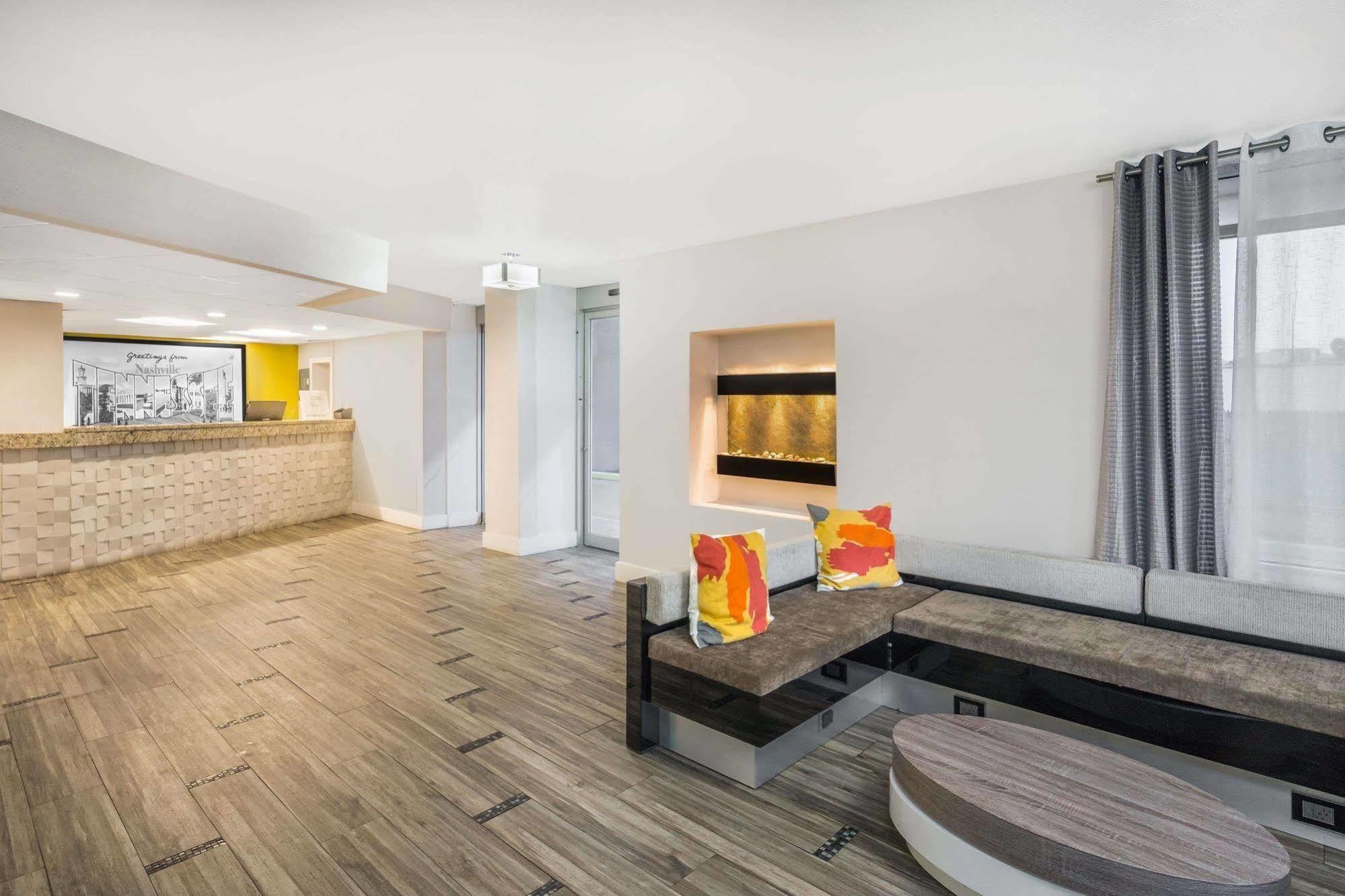 Super 8 By Wyndham Nashville Downtown Bagian luar foto