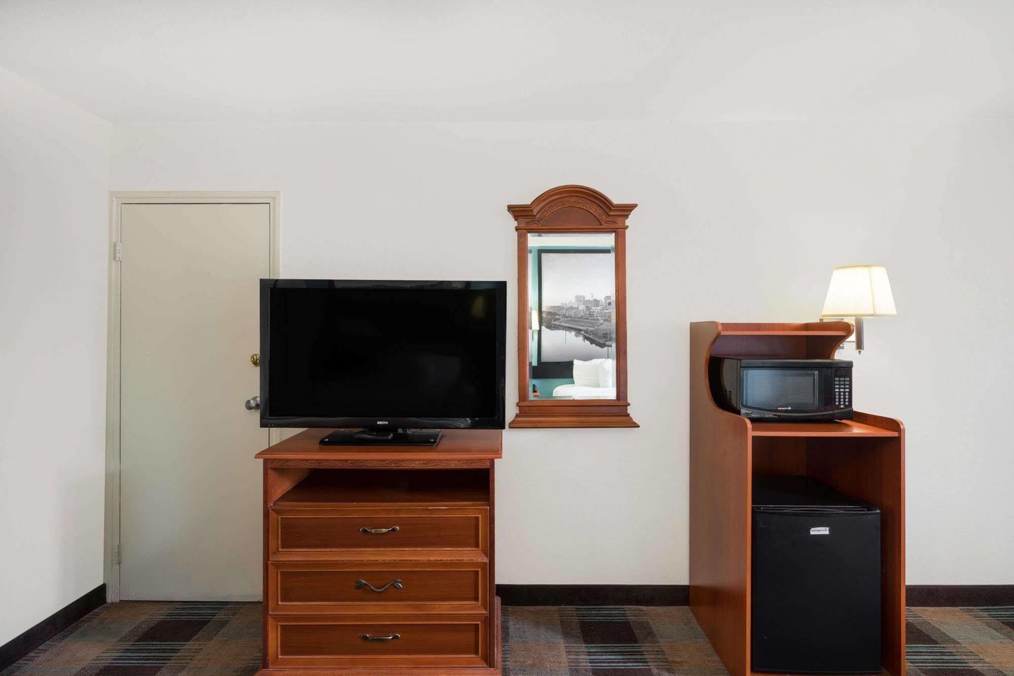 Super 8 By Wyndham Nashville Downtown Bagian luar foto