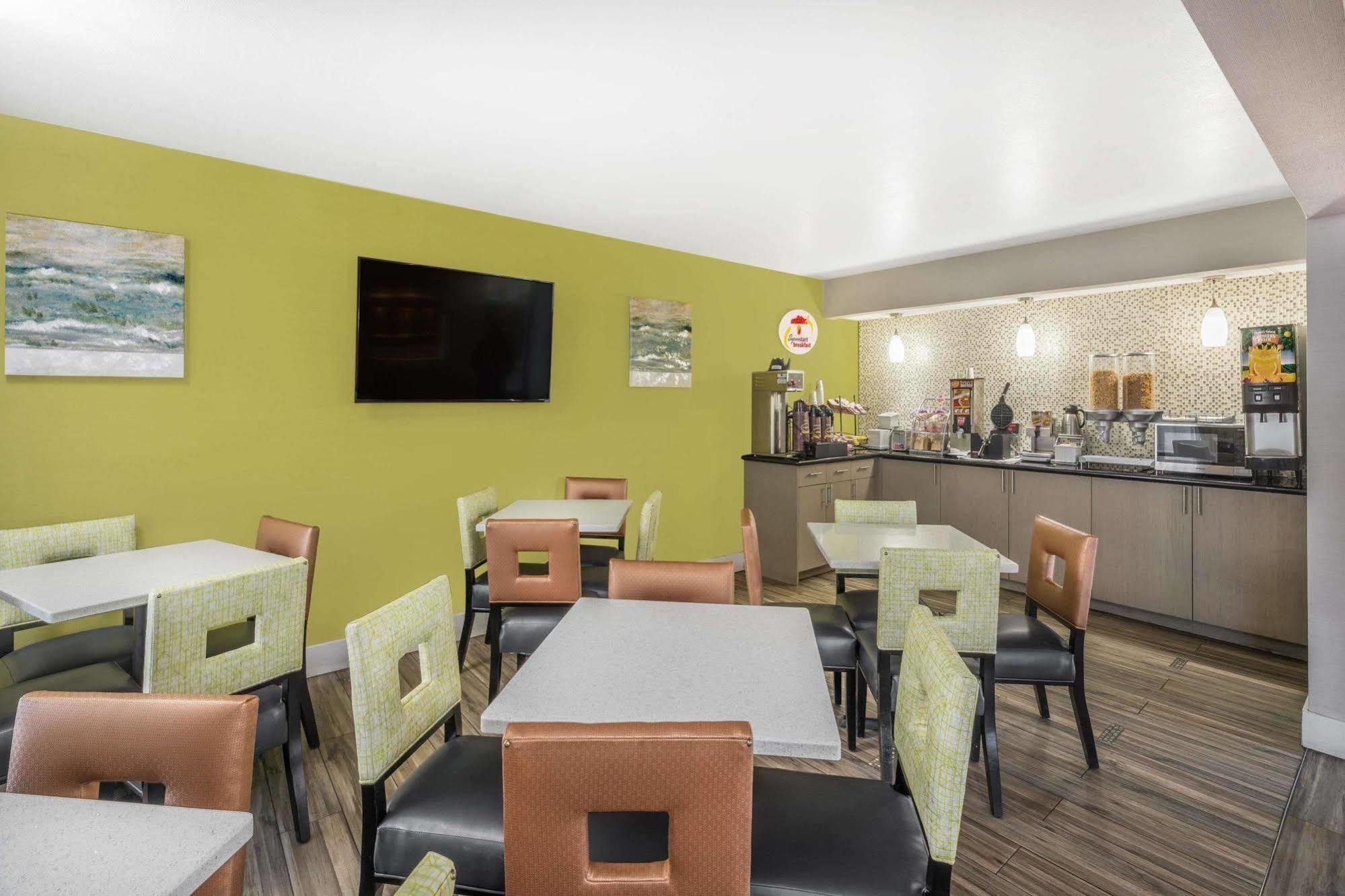 Super 8 By Wyndham Nashville Downtown Bagian luar foto