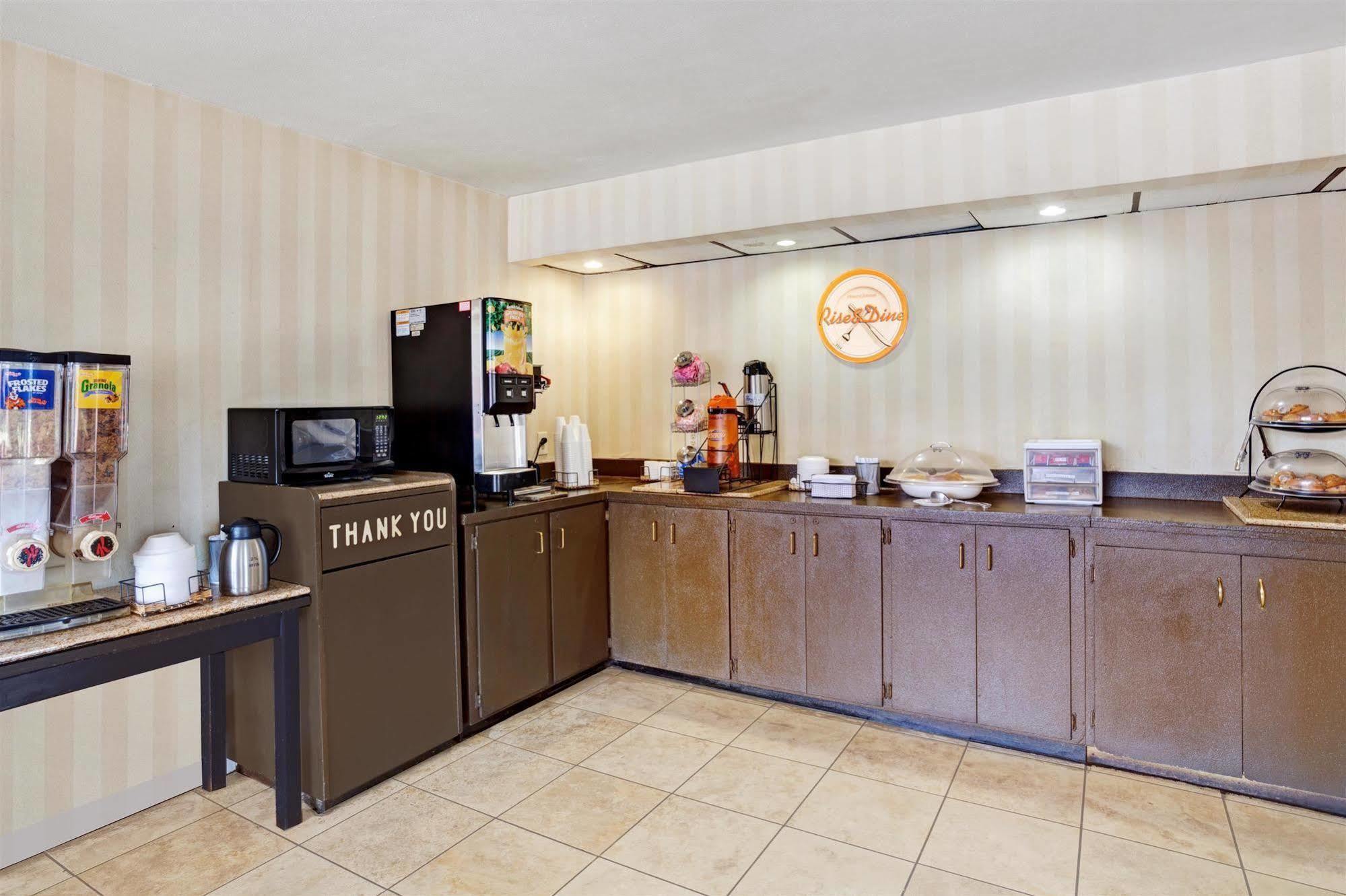 Super 8 By Wyndham Nashville Downtown Bagian luar foto